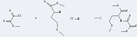 Methionine,methylester,hydrochloride (1:1) can react with chloro-oxo-acetic acid methyl ester to get 2-(methoxycarbonecarbonyl-amino)-4-methylsulfanyl-butyric acid methyl ester